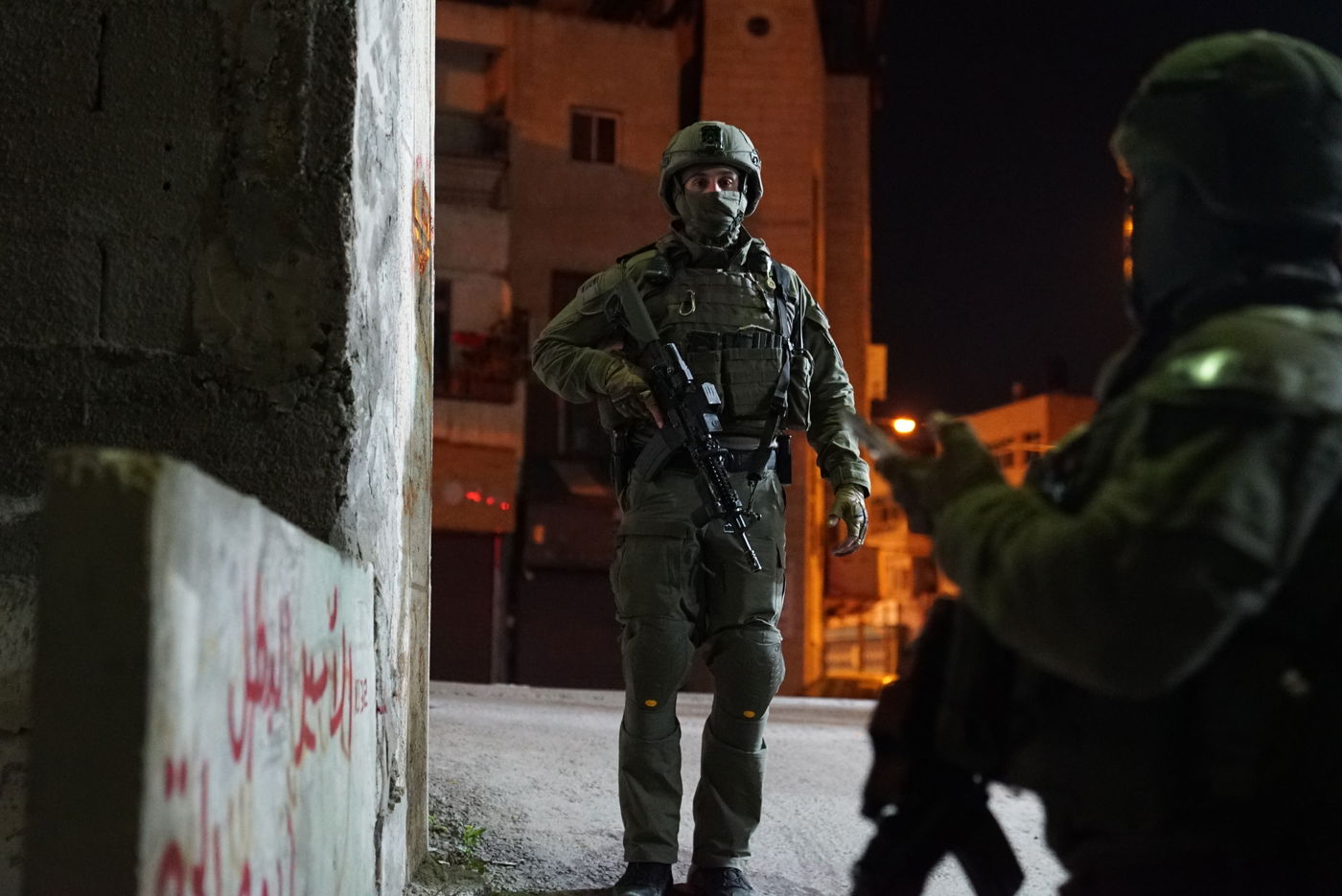 מסתערבים פשטו על מספר יעדים ותפסו רובים וסמים