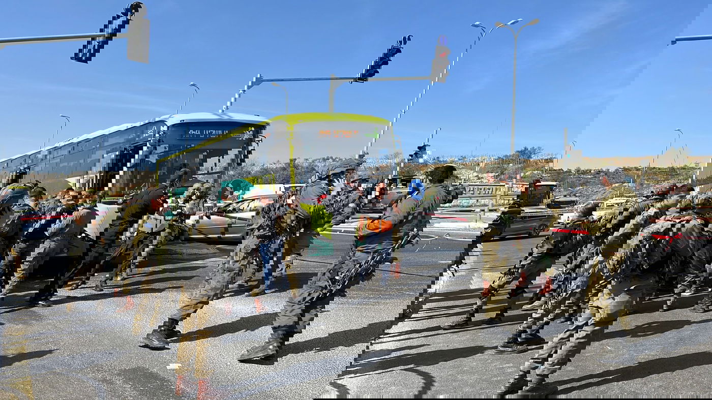 פיגוע באוטובוס: מחבל דקר יהודי עם  מברג ונוטרל ע"י נוסע