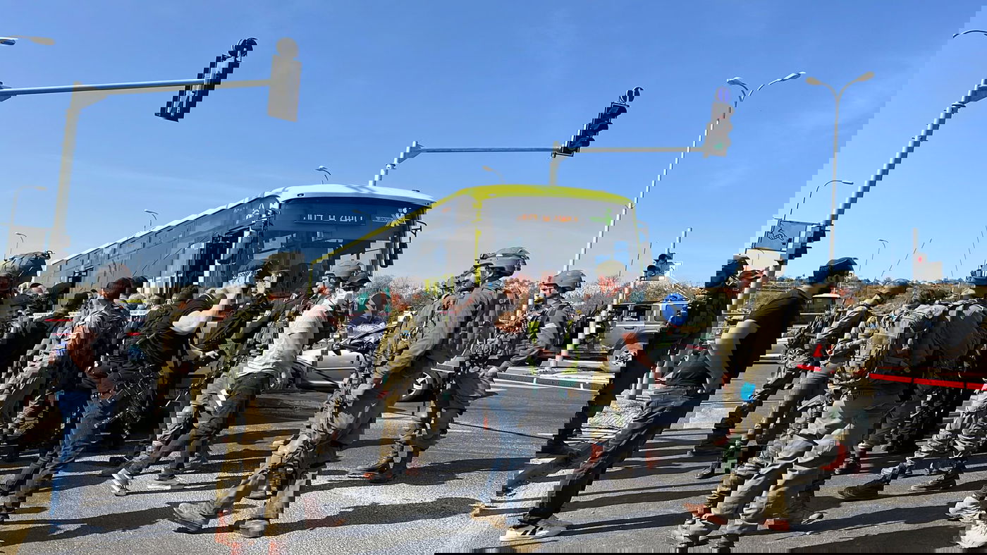 פיגוע באוטובוס: מחבל דקר יהודי עם  מברג ונוטרל ע"י נוסע