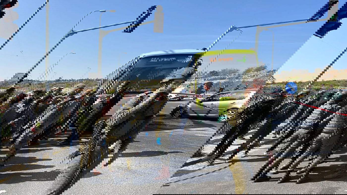 פיגוע באוטובוס: מחבל דקר יהודי עם  מברג ונוטרל ע"י נוסע