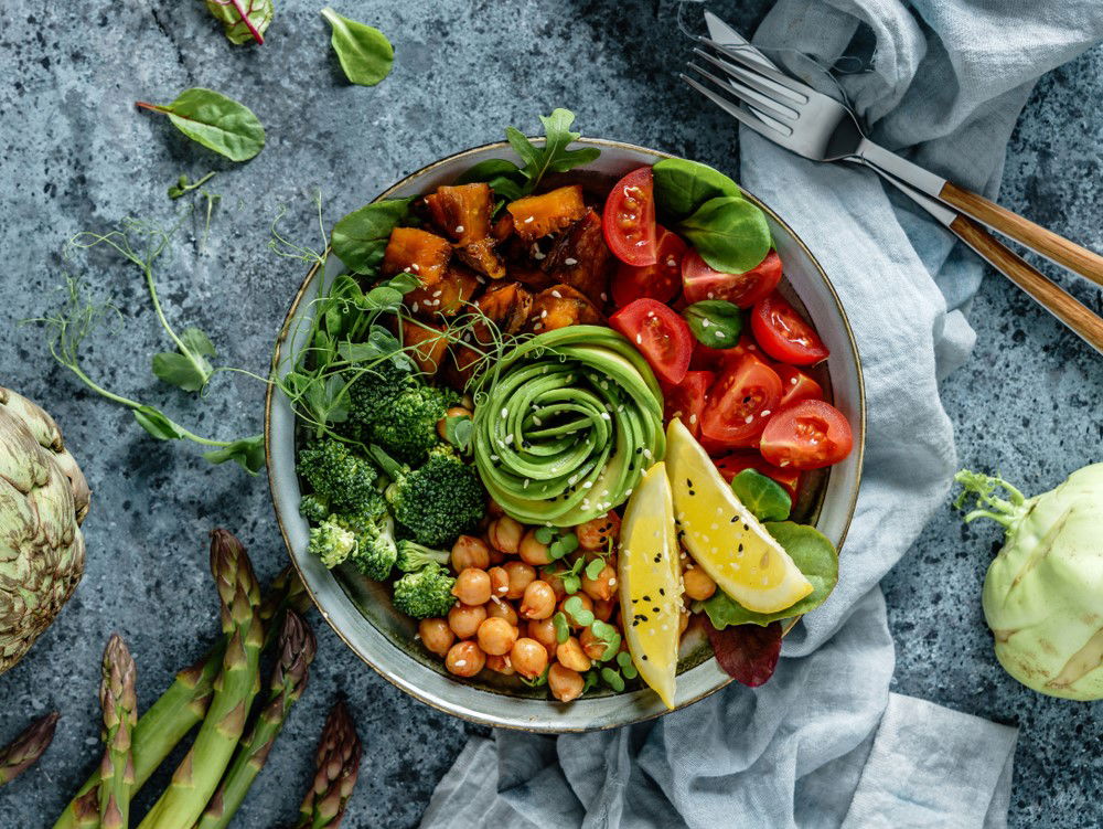 סלט בטטות צלויות עם גרגירי חומוס ורוטב טחינה