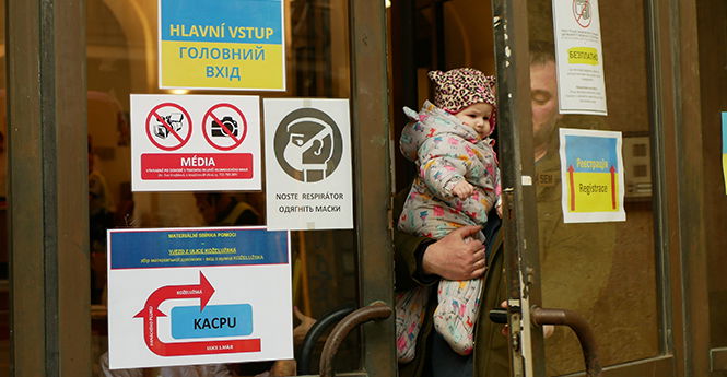 בידים רועדות הוא העביר לי את התינוקת.