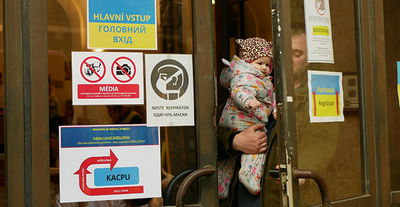 בידים רועדות הוא העביר לי את התינוקת.