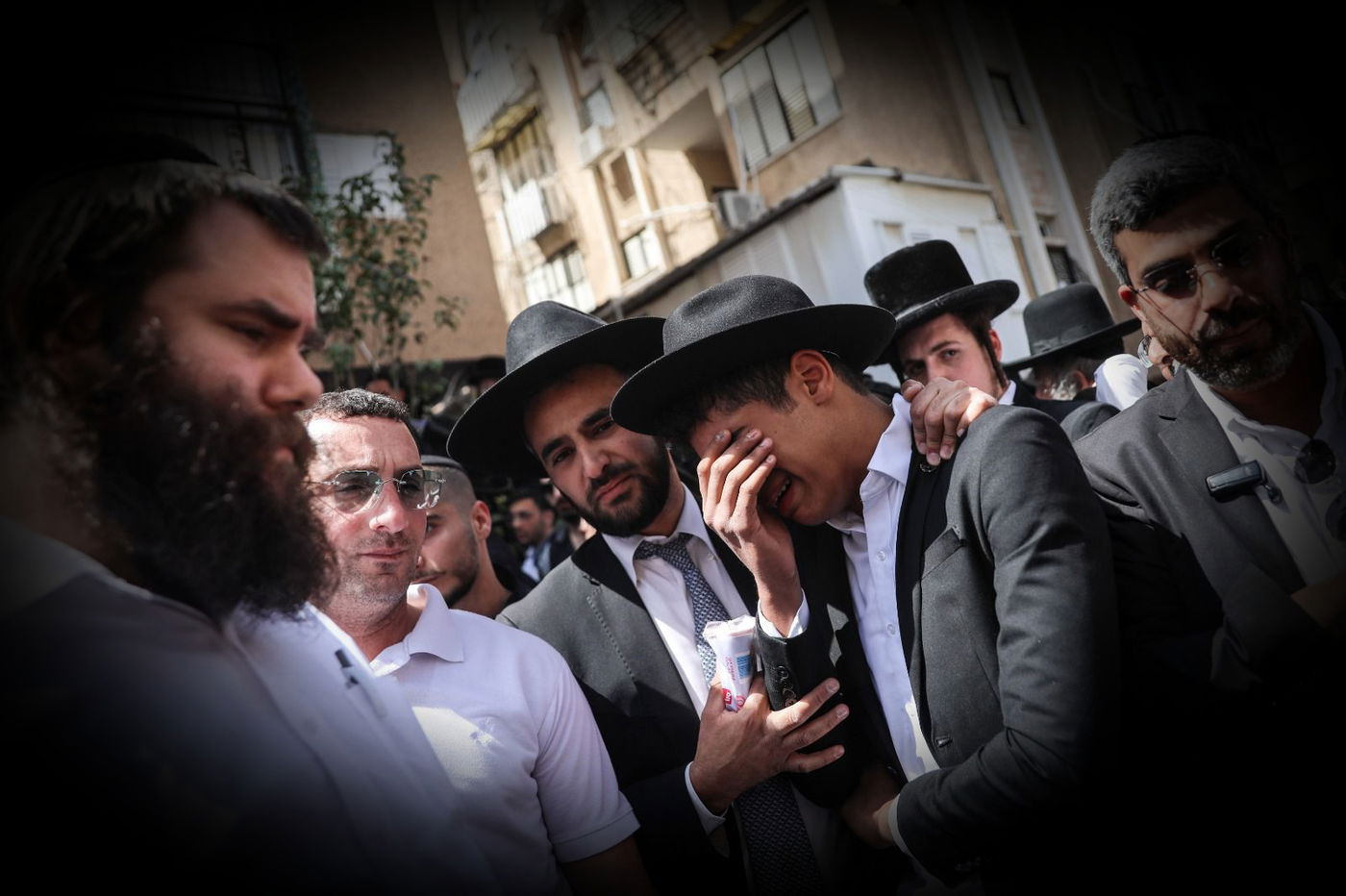 תמונת השבוע: כשהבן נפרד מאביו, בדמעות