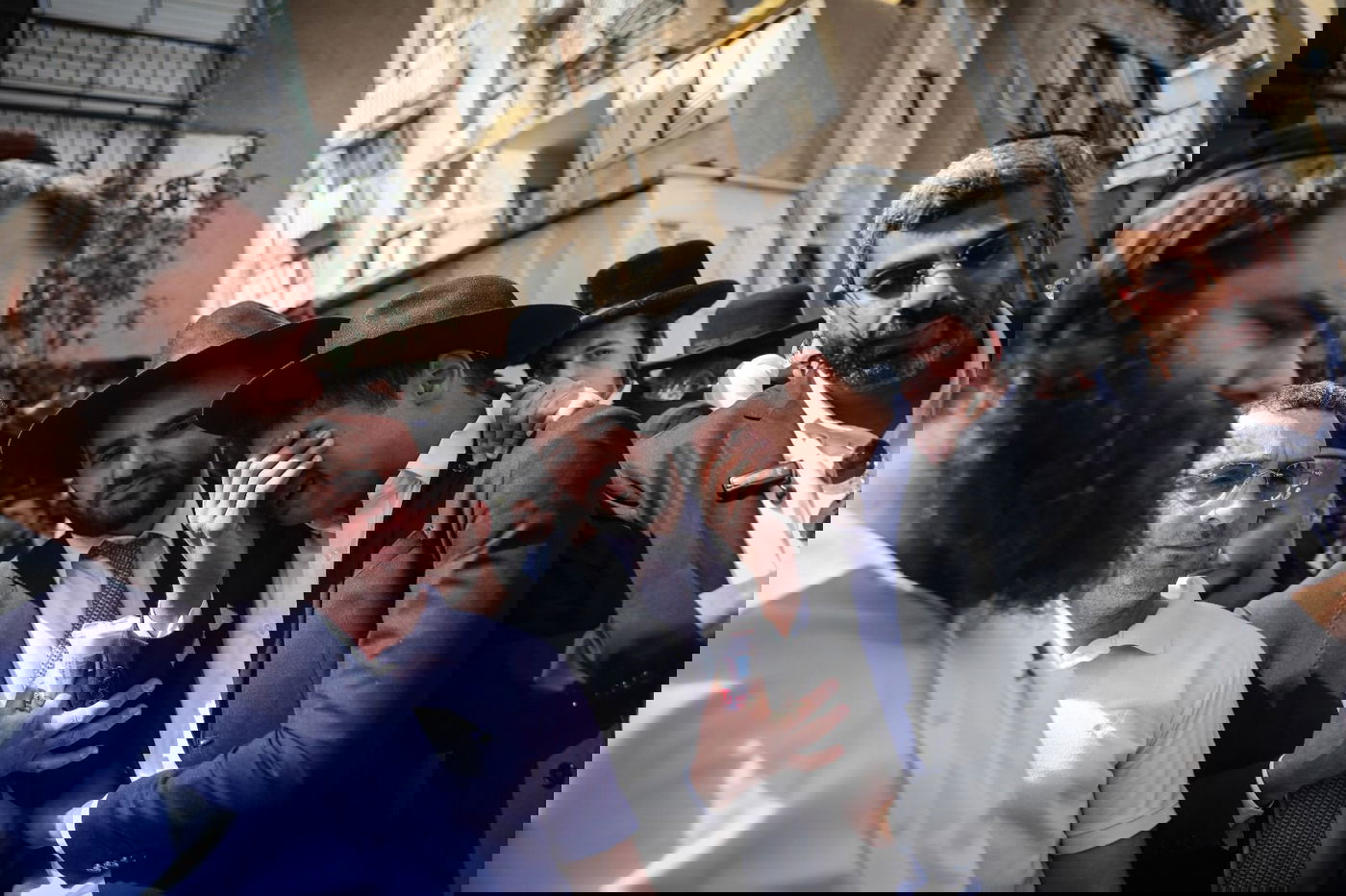 תמונת השבוע: כשהבן נפרד מאביו, בדמעות