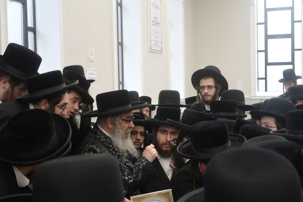 סאטמר: הרבי מסר שיעור תורה לבחורי החסידות