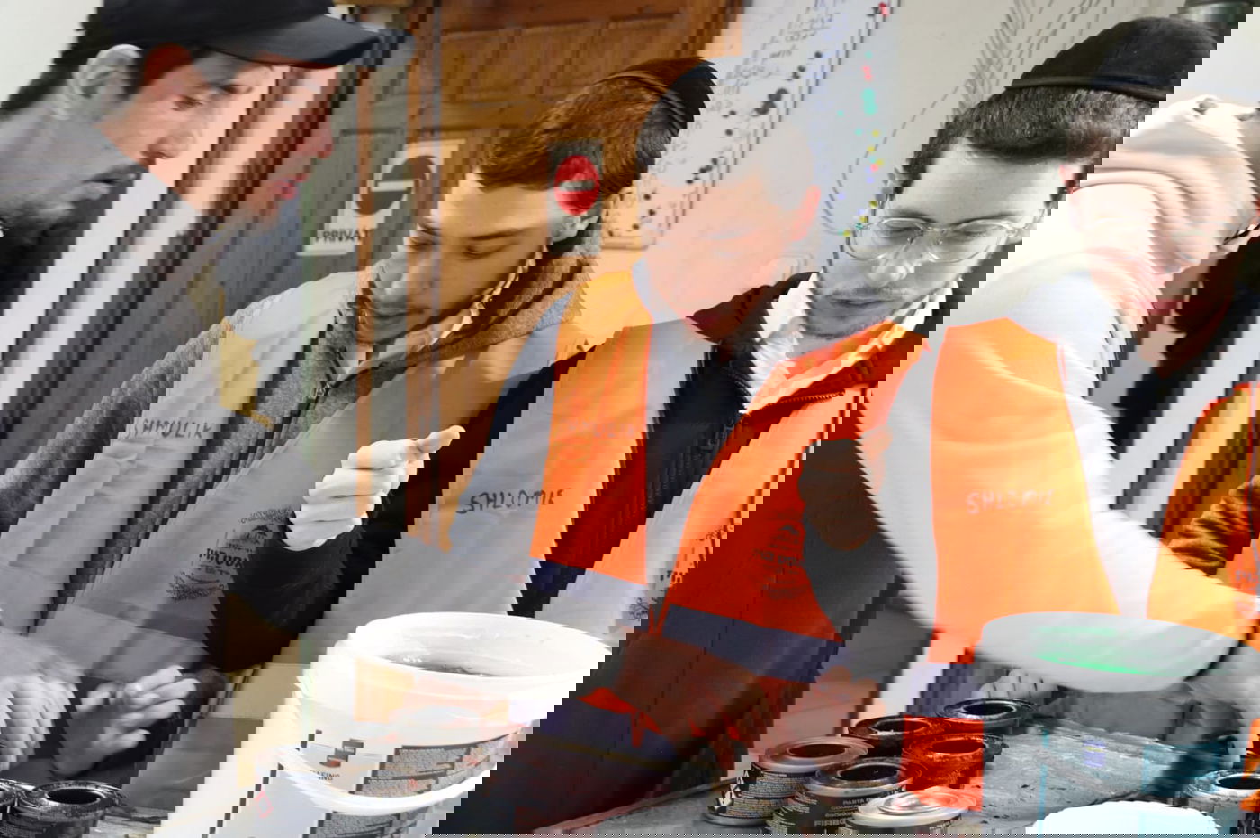 בחורי 'אגלי טל' שסייעו לפליטי אוקראינה בתפילה בקברי צדיקים