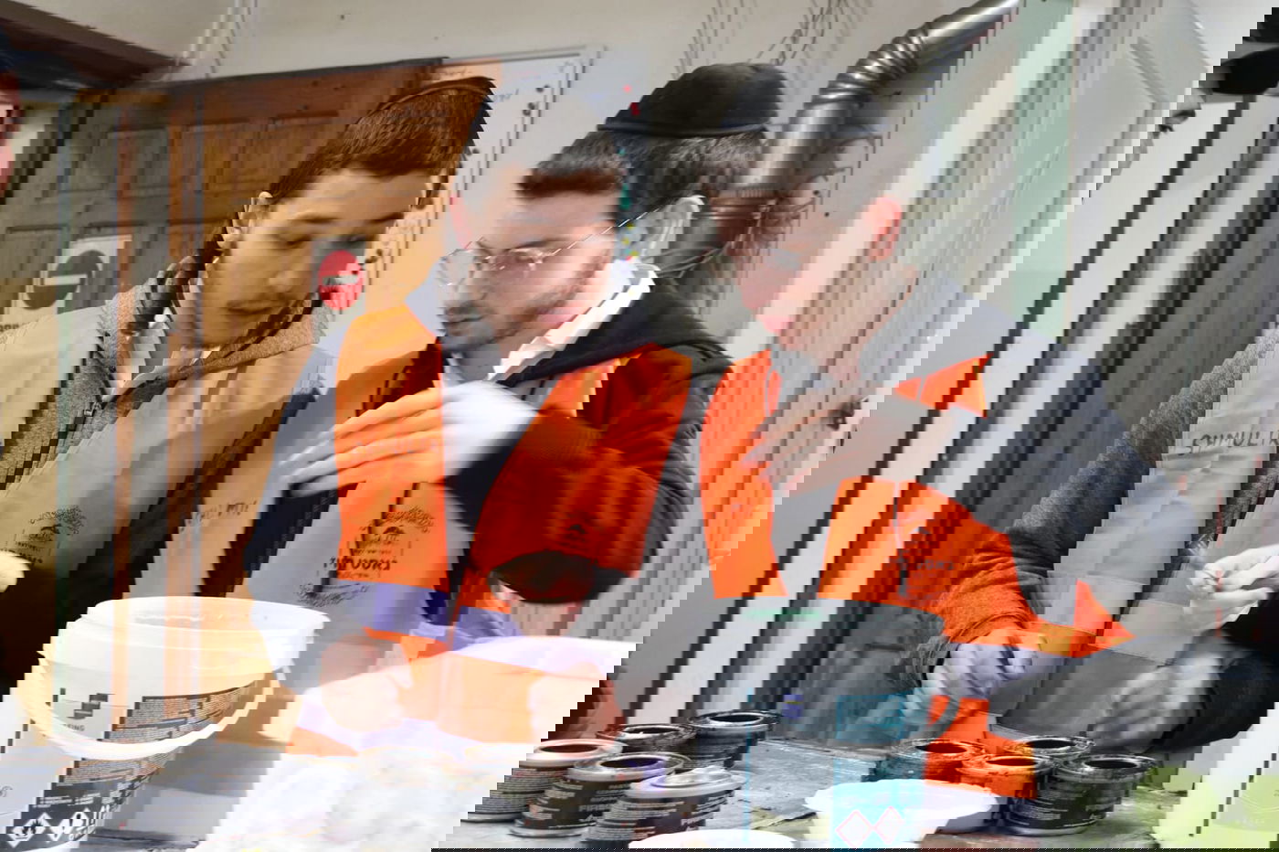 בחורי 'אגלי טל' שסייעו לפליטי אוקראינה בתפילה בקברי צדיקים