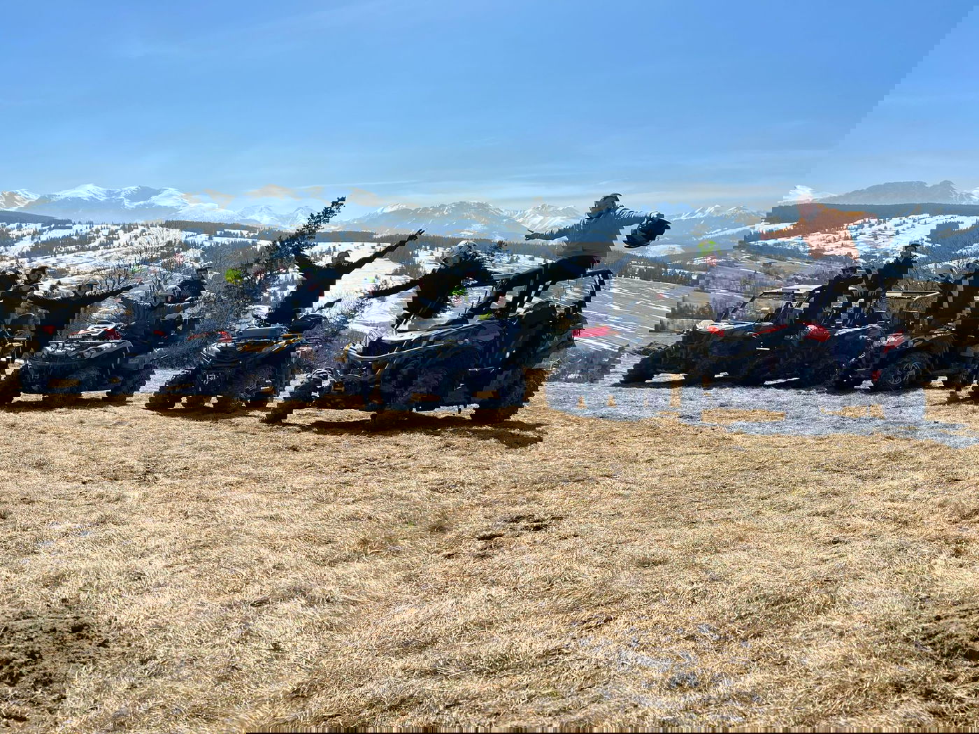 בחורי 'אגלי טל' שסייעו לפליטי אוקראינה בתפילה בקברי צדיקים