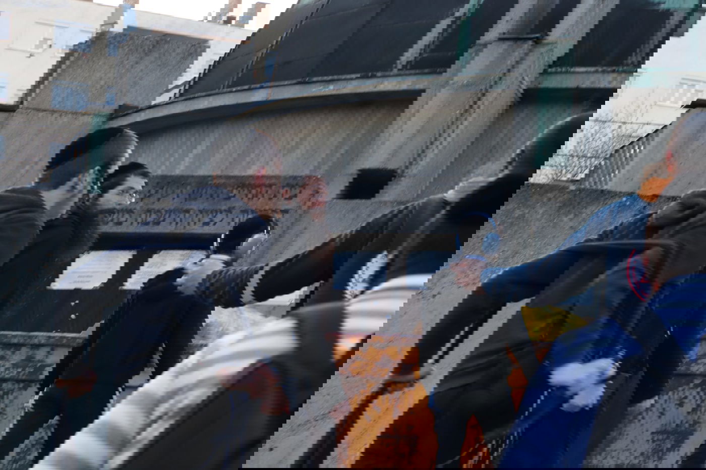 בחורי 'אגלי טל' שסייעו לפליטי אוקראינה בתפילה בקברי צדיקים