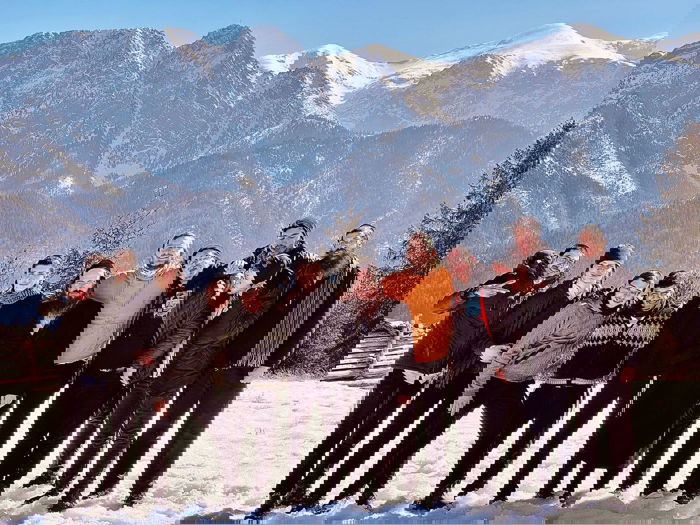 בחורי 'אגלי טל' שסייעו לפליטי אוקראינה בתפילה בקברי צדיקים