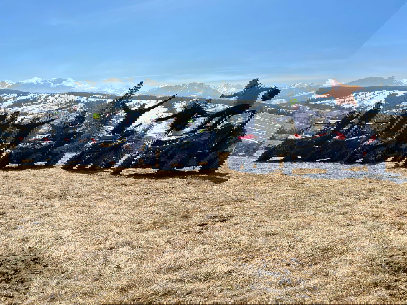 בחורי 'אגלי טל' שסייעו לפליטי אוקראינה בתפילה בקברי צדיקים