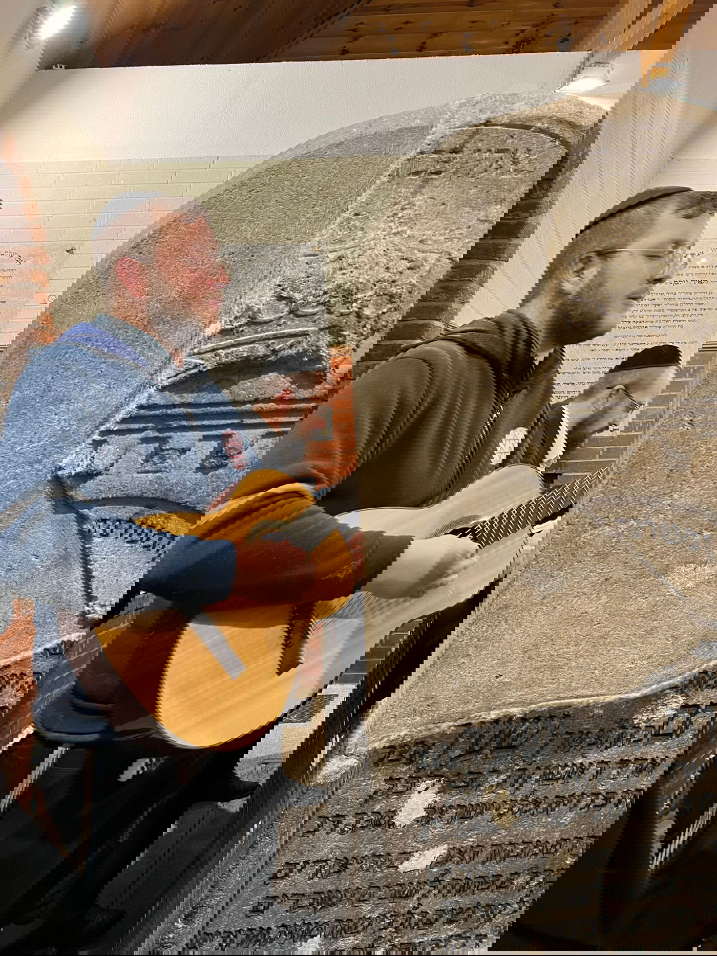 בחורי 'אגלי טל' שסייעו לפליטי אוקראינה בתפילה בקברי צדיקים