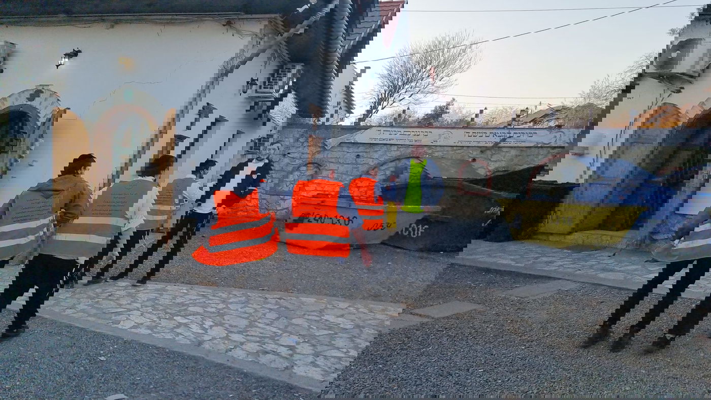 בחורי 'אגלי טל' שסייעו לפליטי אוקראינה בתפילה בקברי צדיקים