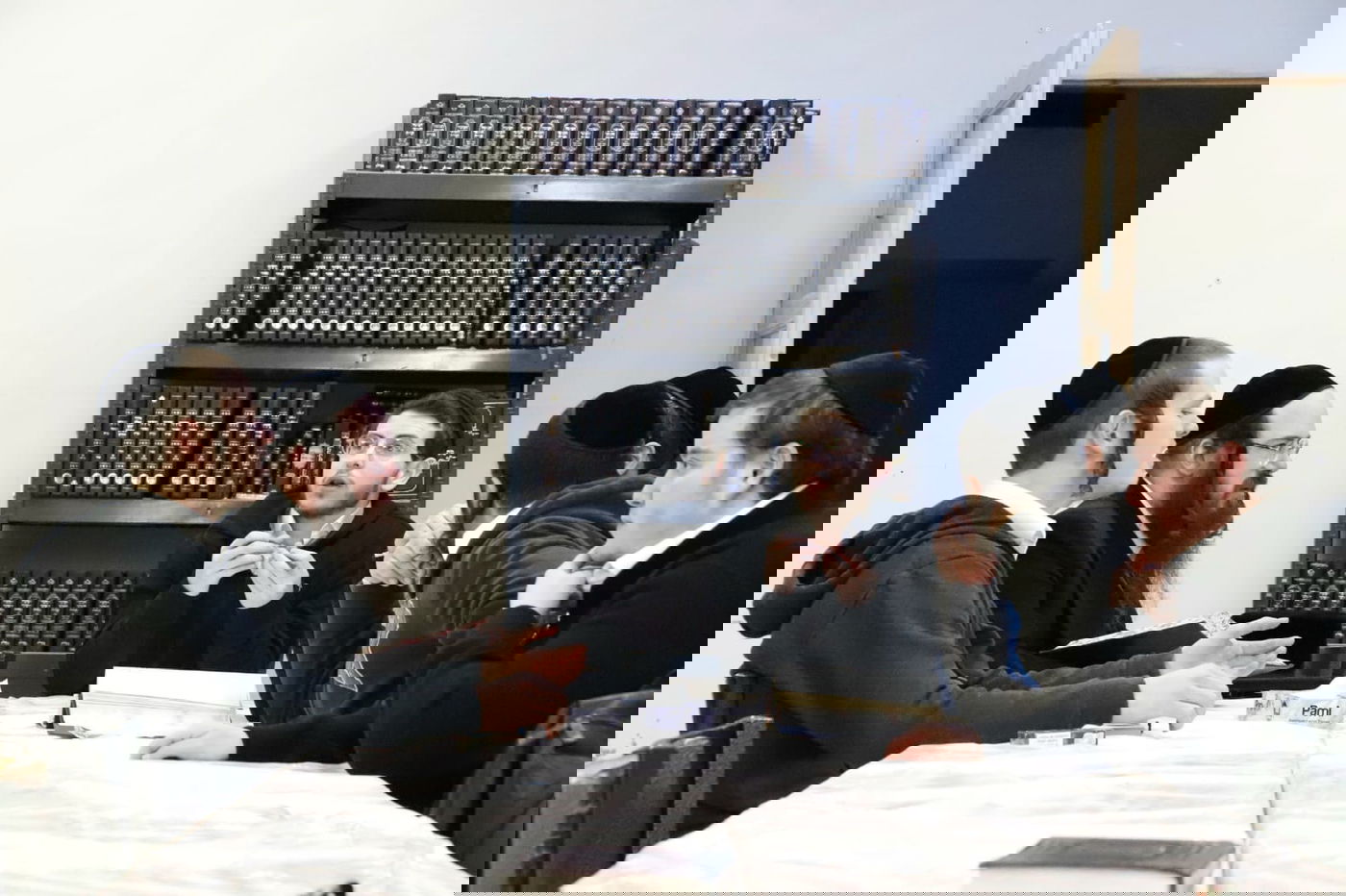 בחורי 'אגלי טל' שסייעו לפליטי אוקראינה בתפילה בקברי צדיקים