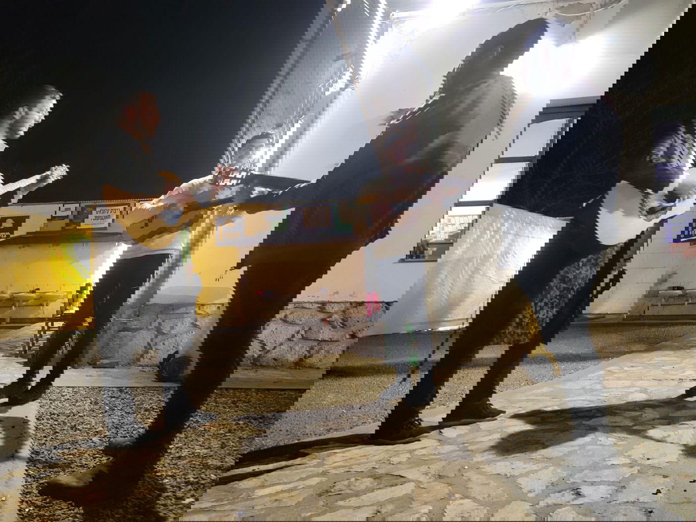 בחורי 'אגלי טל' שסייעו לפליטי אוקראינה בתפילה בקברי צדיקים