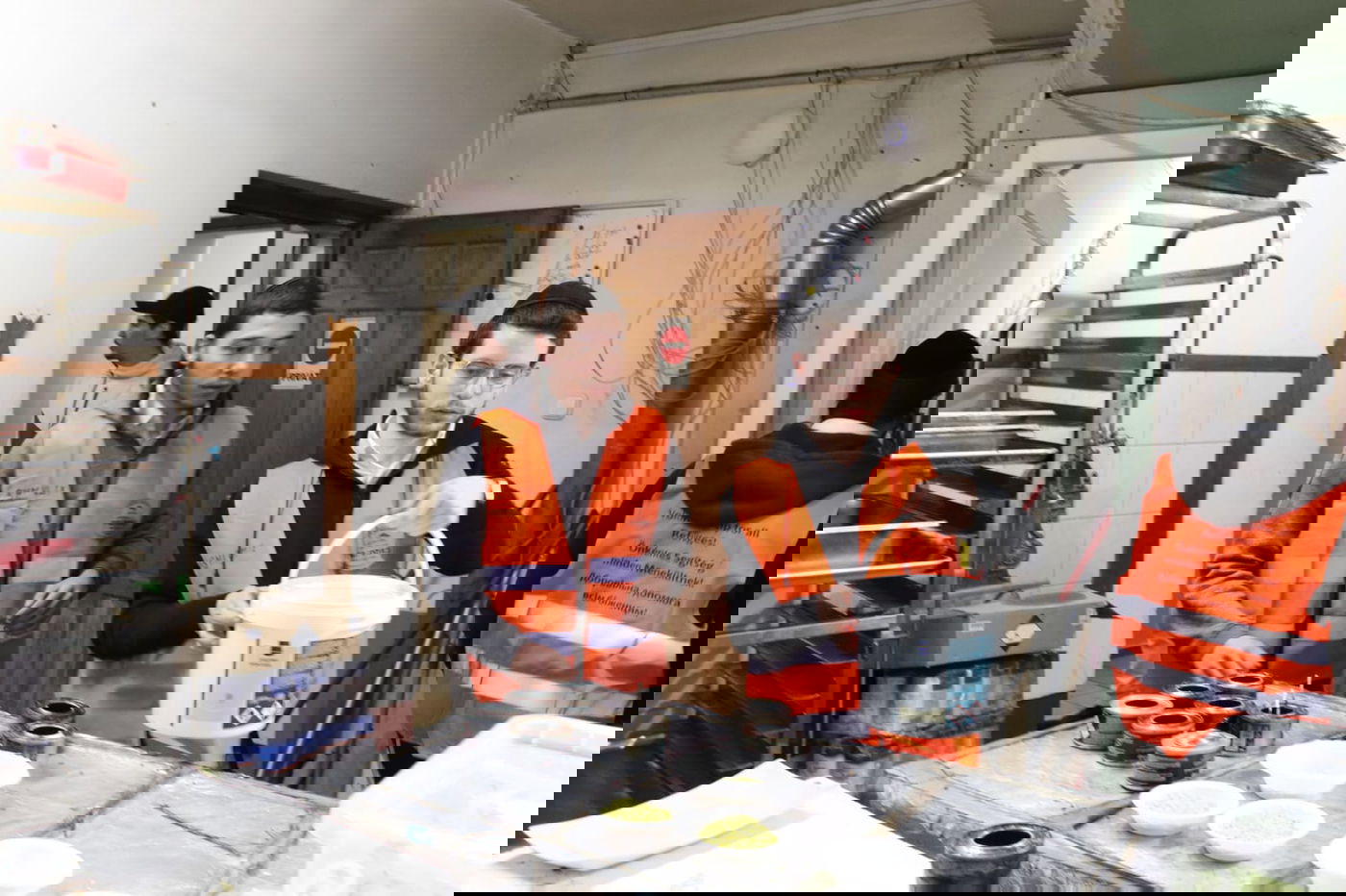 בחורי 'אגלי טל' שסייעו לפליטי אוקראינה בתפילה בקברי צדיקים