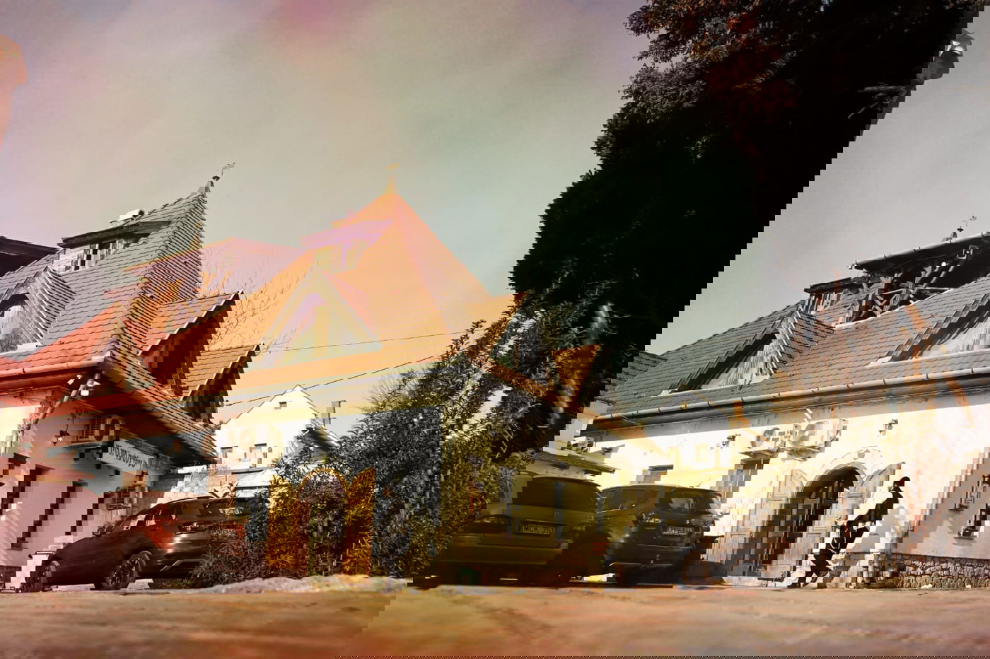 בחורי 'אגלי טל' שסייעו לפליטי אוקראינה בתפילה בקברי צדיקים