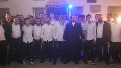 ירון בר ותלמידי ישיבת "נתיב התורה" מבקשים "להתחבר לצדיקים"