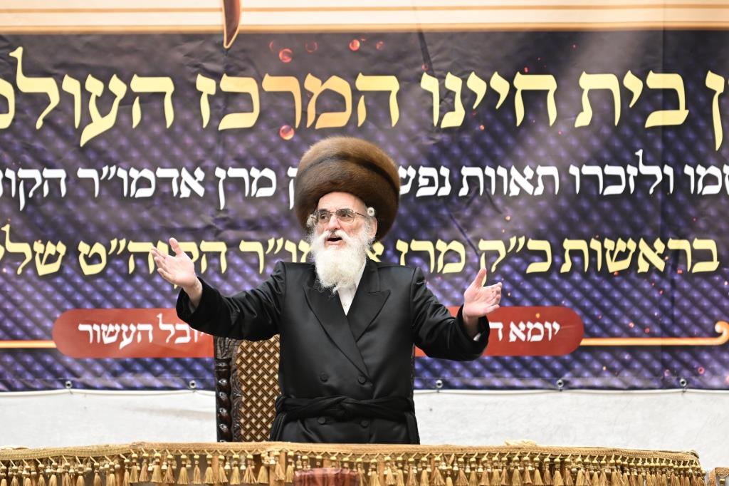 אחרי שחרית: הרבי יצק את אבן הפינה למרכז הענק