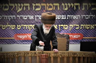 אחרי שחרית: הרבי יצק את אבן הפינה למרכז הענק