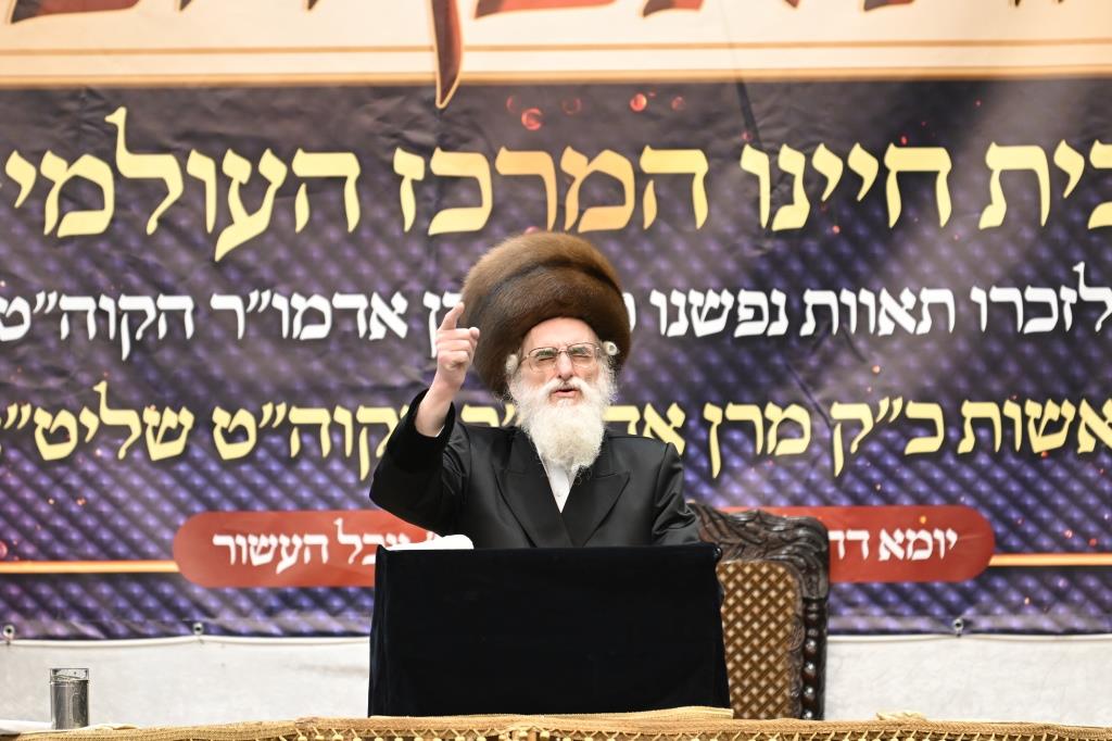 אחרי שחרית: הרבי יצק את אבן הפינה למרכז הענק