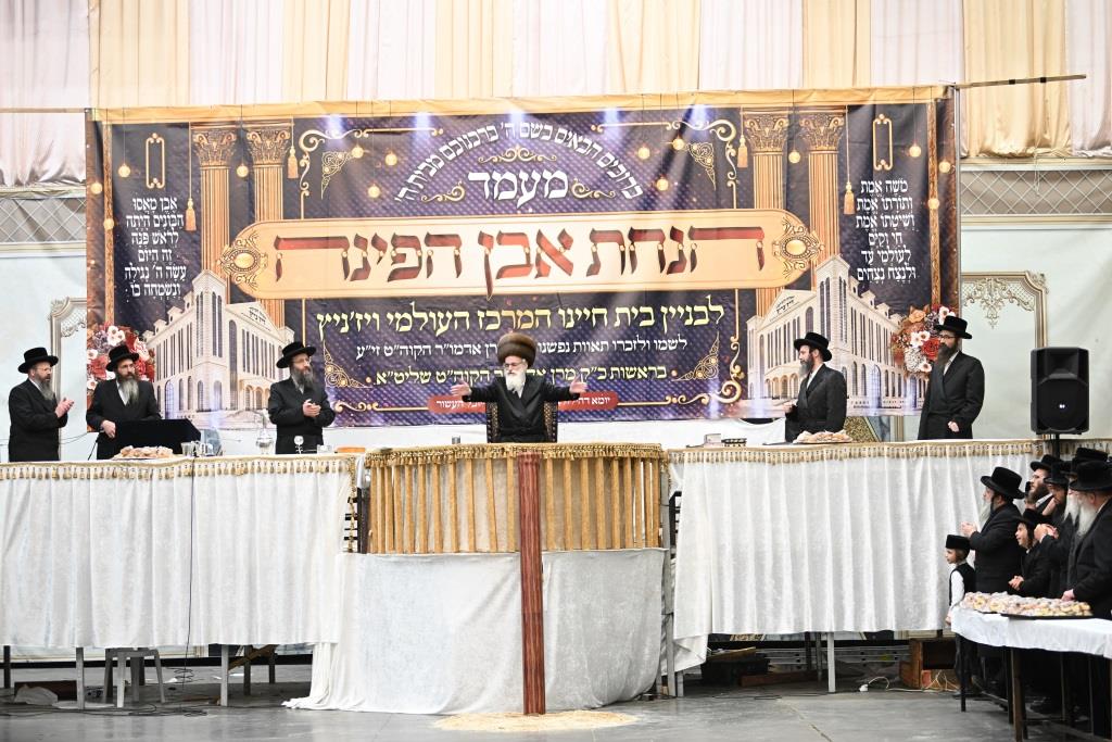 אחרי שחרית: הרבי יצק את אבן הפינה למרכז הענק