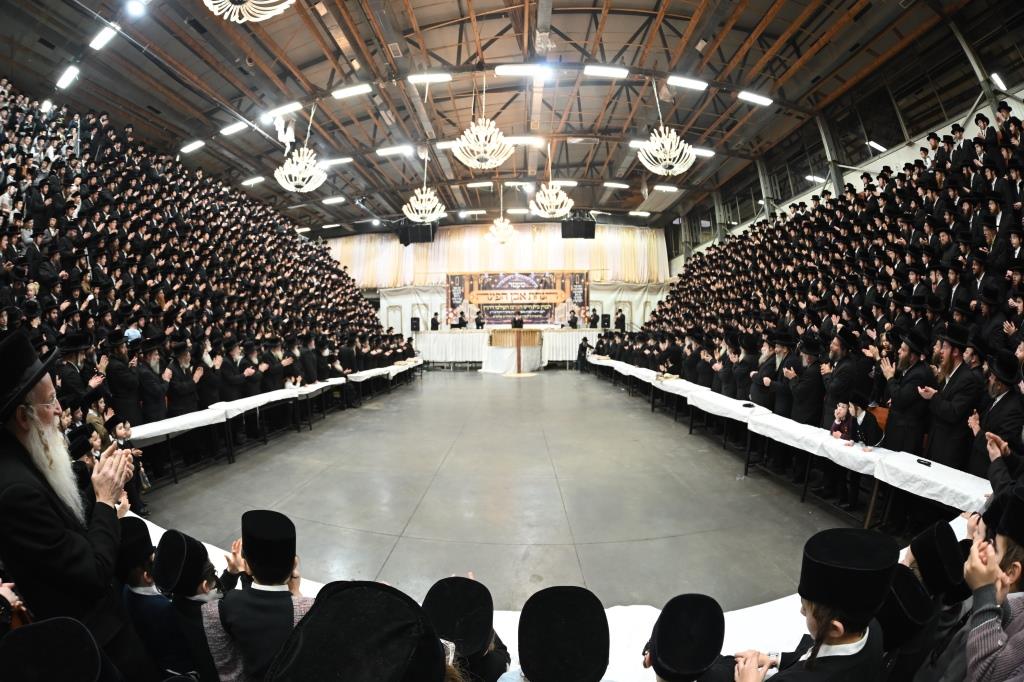 אחרי שחרית: הרבי יצק את אבן הפינה למרכז הענק