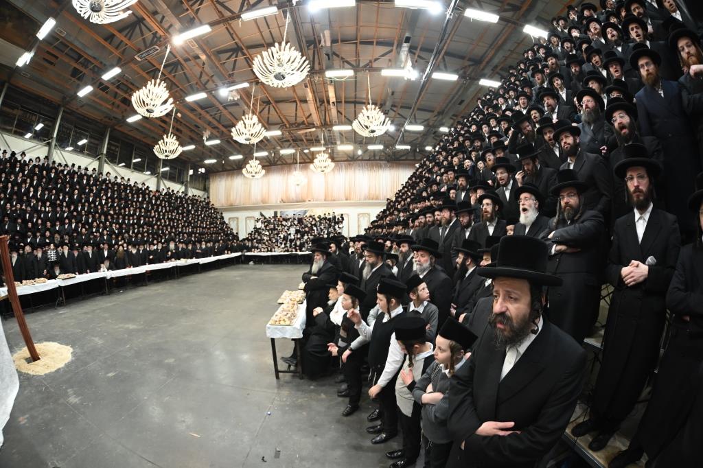 אחרי שחרית: הרבי יצק את אבן הפינה למרכז הענק