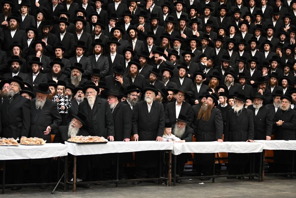 אחרי שחרית: הרבי יצק את אבן הפינה למרכז הענק