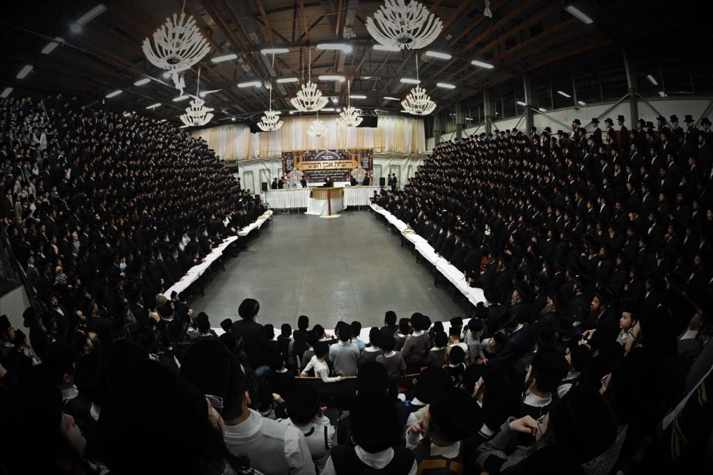 אחרי שחרית: הרבי יצק את אבן הפינה למרכז הענק