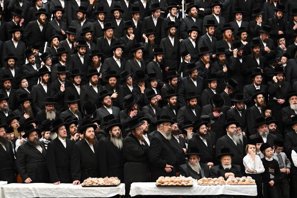 אחרי שחרית: הרבי יצק את אבן הפינה למרכז הענק