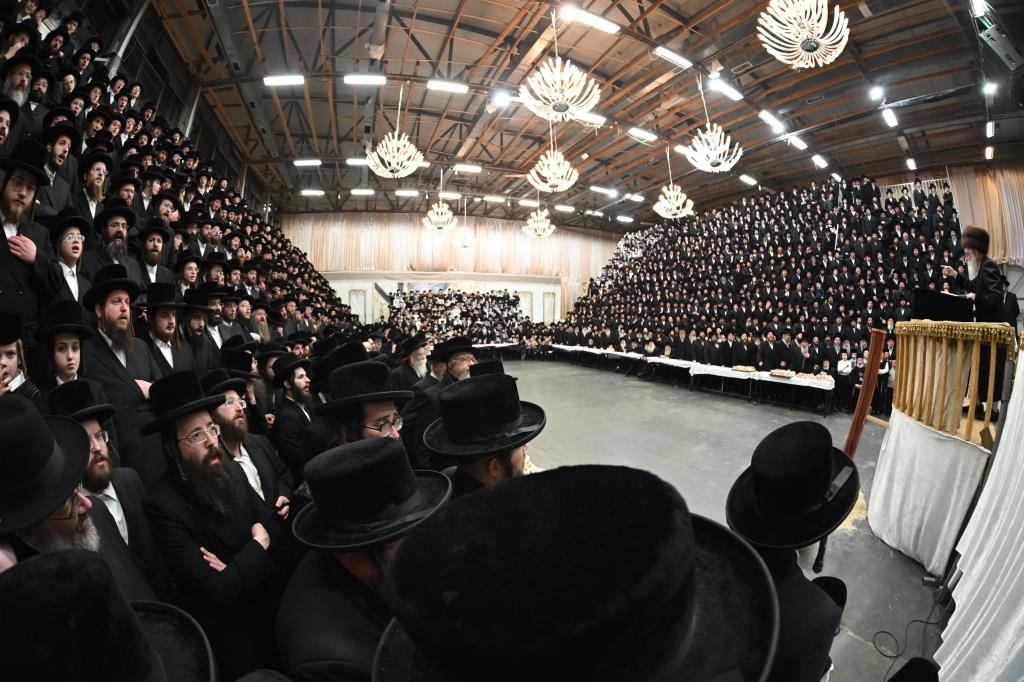 אחרי שחרית: הרבי יצק את אבן הפינה למרכז הענק