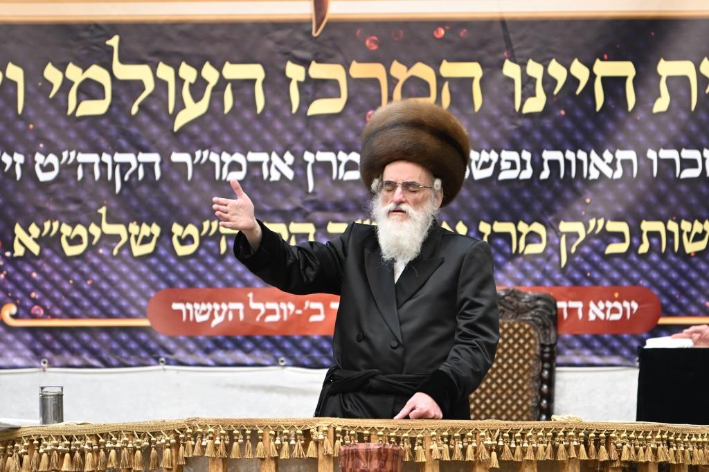 אחרי שחרית: הרבי יצק את אבן הפינה למרכז הענק