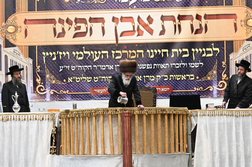 אחרי שחרית: הרבי יצק את אבן הפינה למרכז הענק