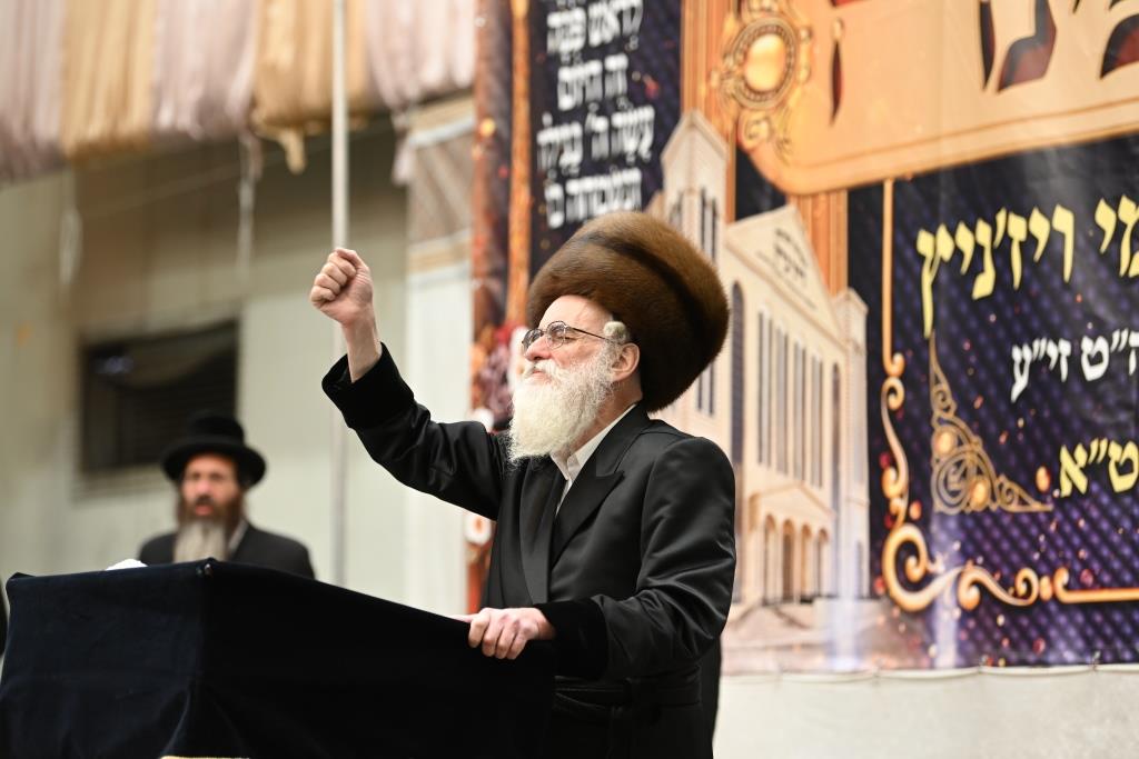 אחרי שחרית: הרבי יצק את אבן הפינה למרכז הענק