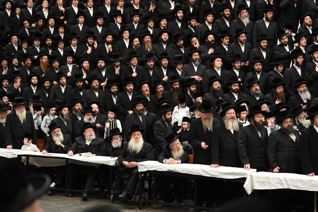 אחרי שחרית: הרבי יצק את אבן הפינה למרכז הענק