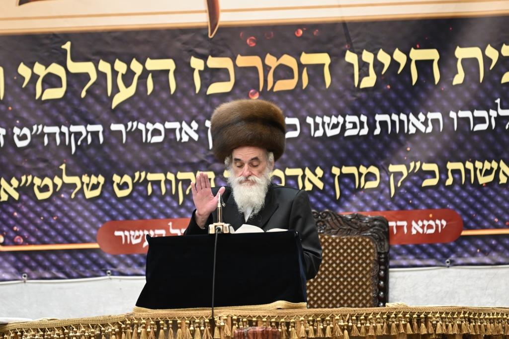 אחרי שחרית: הרבי יצק את אבן הפינה למרכז הענק