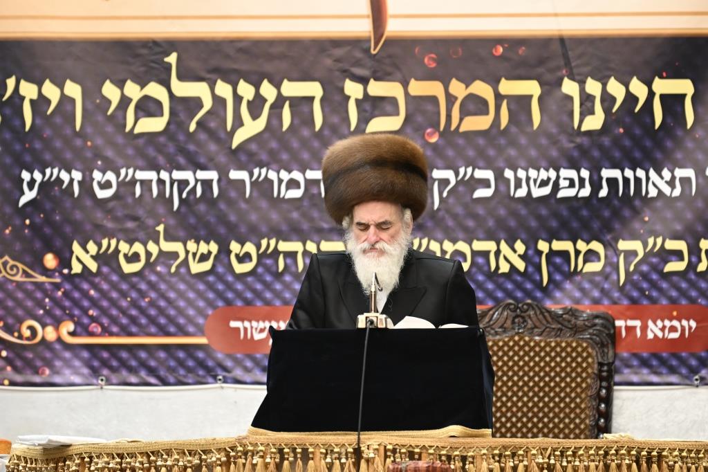 אחרי שחרית: הרבי יצק את אבן הפינה למרכז הענק