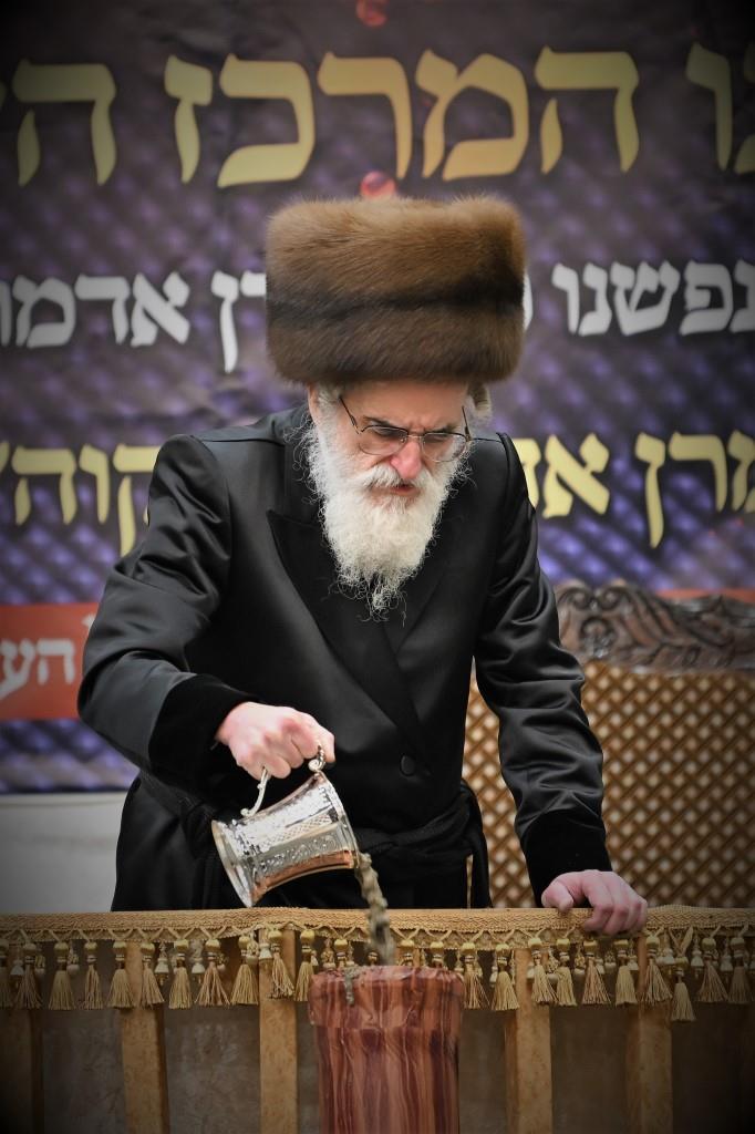 אחרי שחרית: הרבי יצק את אבן הפינה למרכז הענק