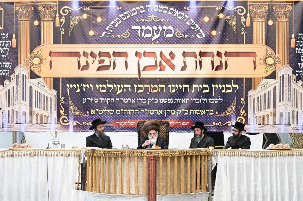 אחרי שחרית: הרבי יצק את אבן הפינה למרכז הענק