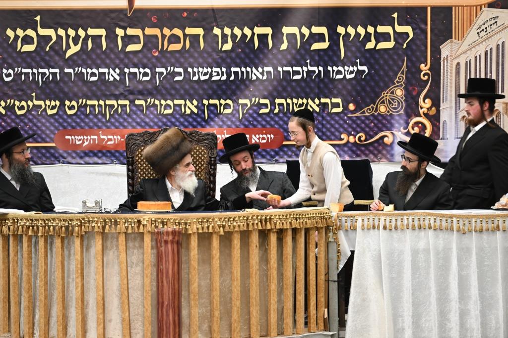 אחרי שחרית: הרבי יצק את אבן הפינה למרכז הענק