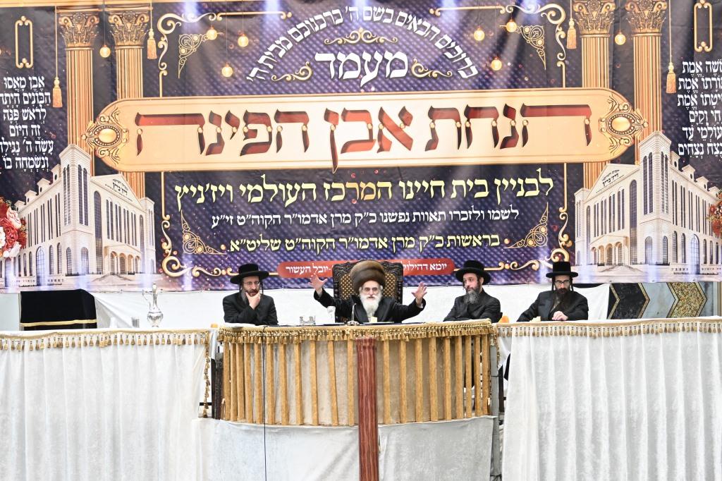 אחרי שחרית: הרבי יצק את אבן הפינה למרכז הענק