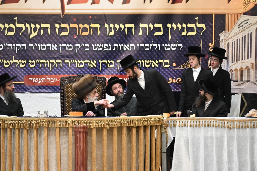 אחרי שחרית: הרבי יצק את אבן הפינה למרכז הענק