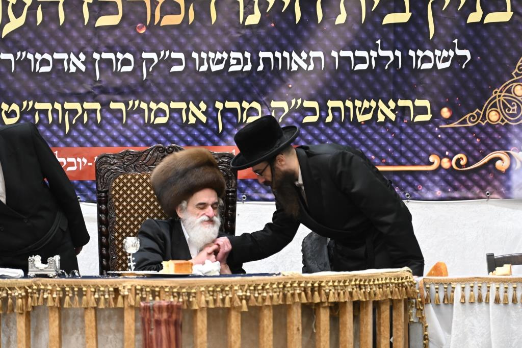 אחרי שחרית: הרבי יצק את אבן הפינה למרכז הענק