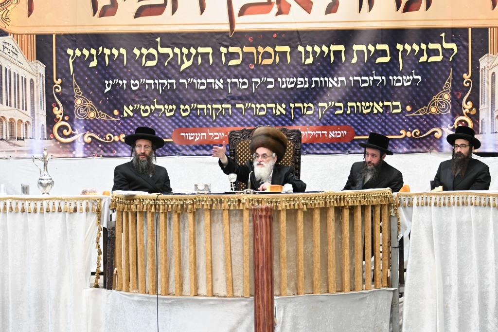 אחרי שחרית: הרבי יצק את אבן הפינה למרכז הענק