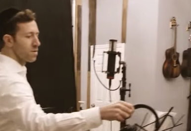 שמולי שניידר בסינגל לזכר מרן הגר"ח: "לולי"