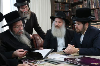 מראים לגדולי ישראל את ההגדה שנשלחה לאנוסים