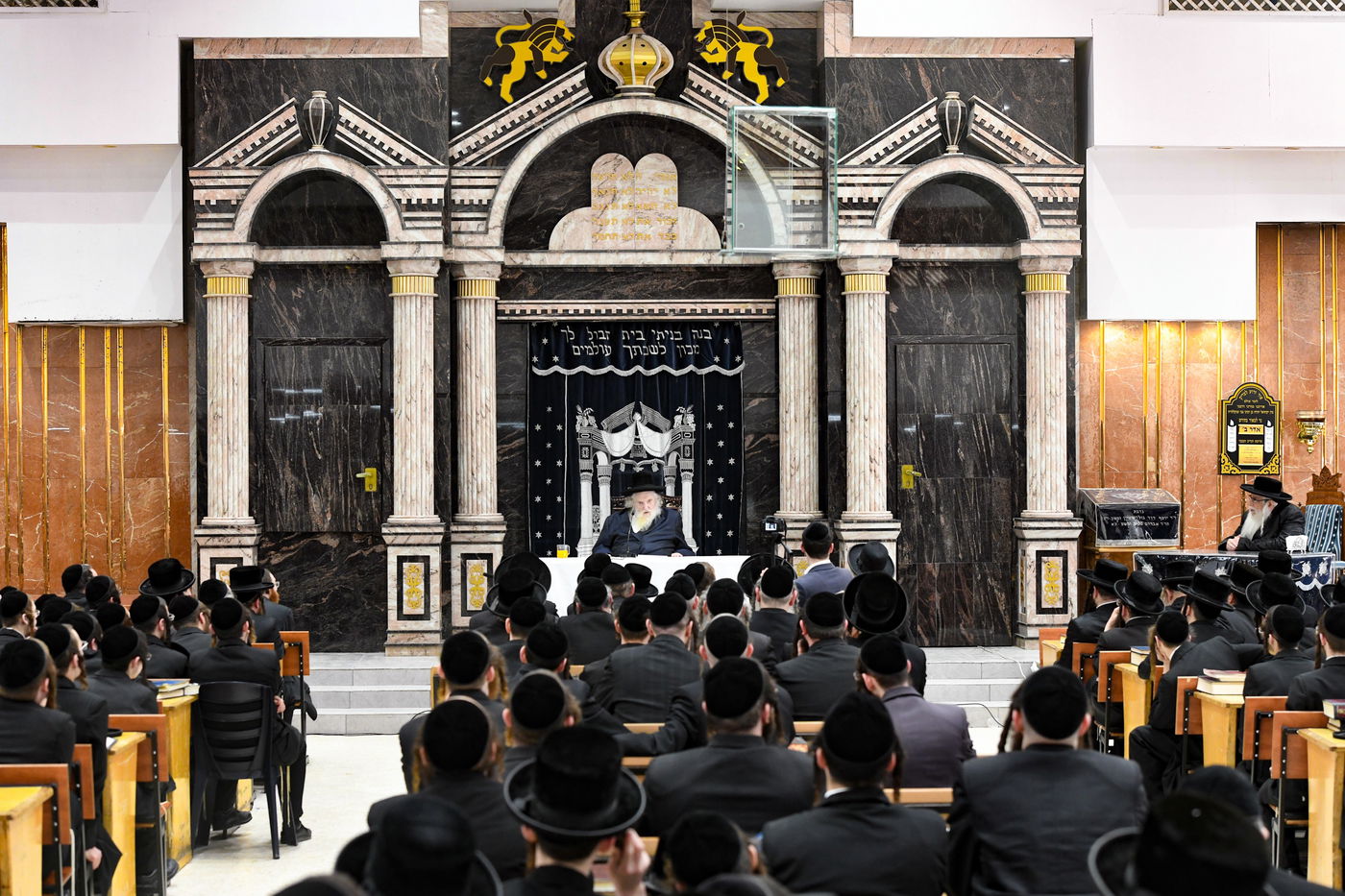 ראב"ד 'העדה' מסר שיעור תורה בצאנז; צפו