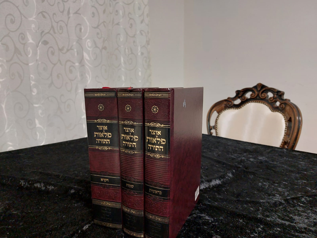 סדרת הספרים 'אוצר פלאות התורה' שליקט הרה"ח זאב וואלף זיכערמאן, בו נטען שהביאו לשה"ת הגר"ח קנייבסקי תמונות ומאמרים מהאוניברסיטה בעניין החגבים